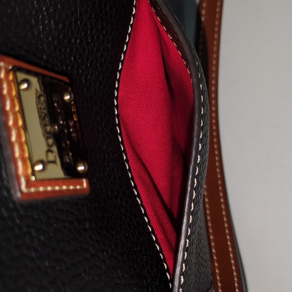 Pebbled Black Dooney & Bourke Learher Tote Red Lining - Picture 9 of 17